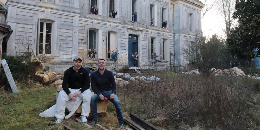 Actualités : l'equipe du chateau des dauphins posant devant le chateau